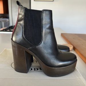 STEVE MADDEN women leather boots size 8